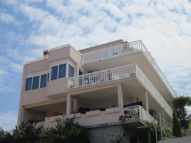 Apartment In With Sea View, Balcony, Air Conditioning, Wi-fi